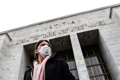 Una mujer con barbijo sale del Palacio de Justicia de Milán, el pasado 5 de marzo