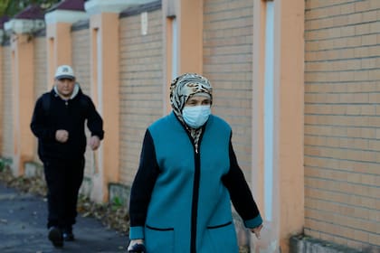 Una mujer con mascarilla pasa frente al Instituto Antipeste de la ciudad de Irkutsk el 7 de octubre de 2026