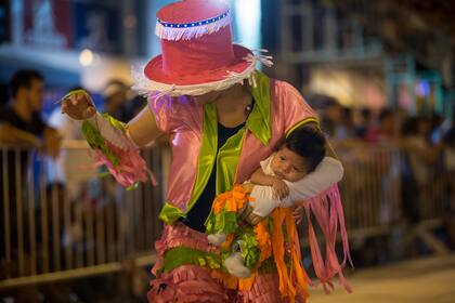 Una mujer con su hija nacida hace menos de dos meses.