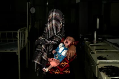 Una mujer con un bebé desnutrido en Kabul, Afganistán, el 19 de mayo del 2022