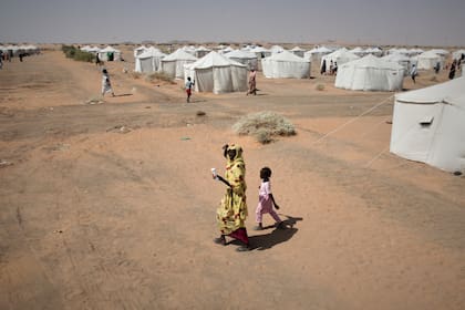 Una mujer con un niño en el campamento El-Afadh en Al Dabbah en Sudán, el 13 de noviembre del 2025.