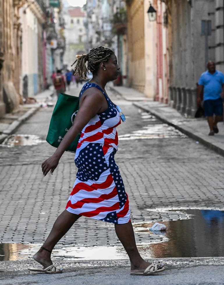 Una mujer con un vestido que replica la bandera estadounidense, en las calles de La Habana