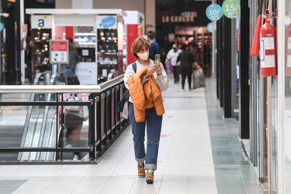 Una mujer con una mascarilla entra en un centro comercial en Montevideo el 9 de junio de 2020