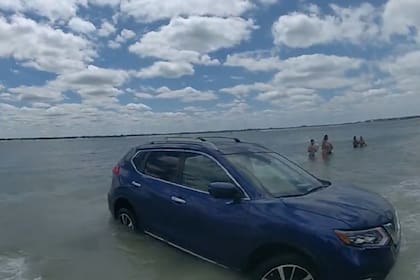 Una mujer condujo su auto hasta el mar en Florida