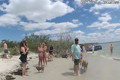 Una mujer condujo su auto hasta el mar en Florida