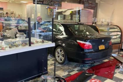 Una mujer confundió el acelerador con el freno y destrozó un comercio con su auto en Nueva York