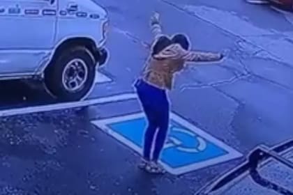 Una mujer consiguió trabajo y se volvió viral después de que la encontraron bailando en el estacionamiento