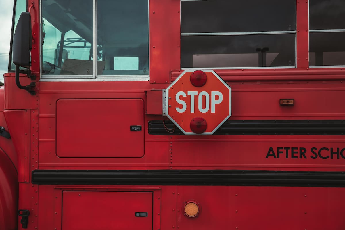 Una mujer contó en TikTok que en el colegio donde trabajaba, dos hombres fueron a buscar a la misma niña, pensando que ambos eran su padre