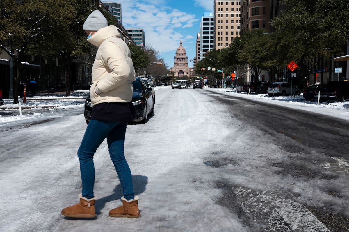 Una mujer cruza la calle cubierta de nieve cerca del Capitolio de Texas, durante la ola de frío polar que golpeó gran parte de Estados Unidos en enero pasado
