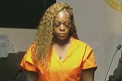 Una mujer de 29 años fue arrestada en Florida acusada de negligencia infantil después de que hallaran a sus cuatro hijos encerrados en el baño de su vivienda
