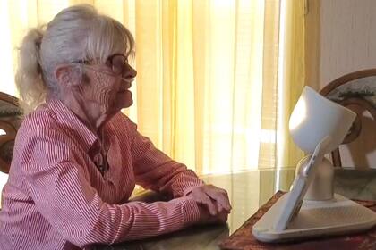 Una mujer de 75 años usa un chatbot para hacerse compañía luego de quedar viuda (Captura de pantalla CBS)