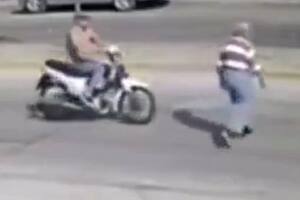 Una mujer de 84 fue atropellada por un motociclista mientras cruzaba la Av. Libertador en Alta Gracia, Córdoba