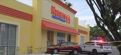 Una mujer de 92 años estrelló su vehículo contra una farmacia en Miami que terminó con una victima fatal