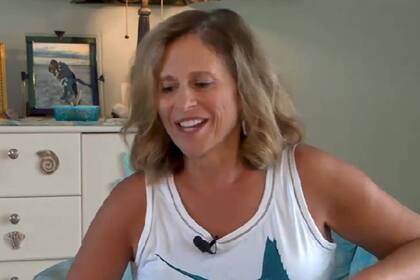 Una mujer de Chicago encontró un diente de megalodón en la playa de Florida