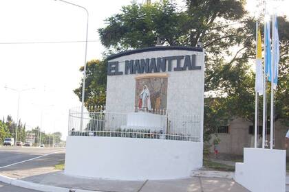 Una mujer de El Manantial, localidad ubicada 10 kilómetros al sur de la capital tucumana, sufrió el acoso de un grupo de vecinos que atacó su casa a pedradas al enterarse de que era un caso sospechoso de coronavirus