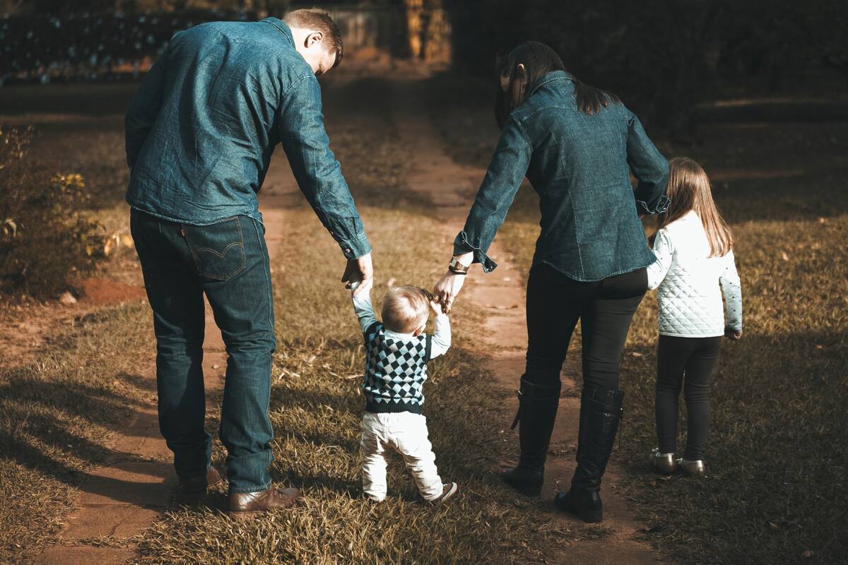 Una mujer de Florida, Estados Unidos, pidió por Facebook que alguien borrara a su hijastro de una sesión de fotos familiar