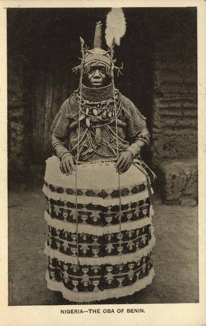 Una mujer de la ciudad de Benín, antes de ser saqueada