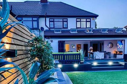 Una mujer de una ciudad próxima a Liverpool adquirió un duplex vetusto y lo convirtió en una casa elegante y moderna, que ahora exhibe desde su cuenta de Instagram