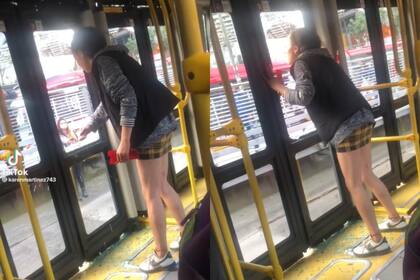 Una mujer destrozó la puerta de un colectivo mientras viajaba (Captura video)