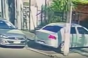El ataque de una mujer a un auto mal estacionado que bloqueaba la salida de su garaje en Castelar
