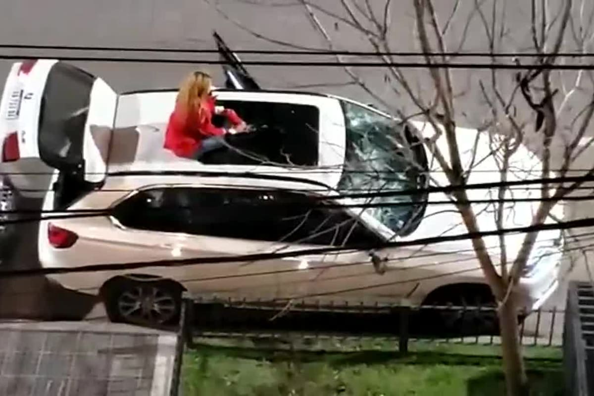 Una mujer destrozó una camioneta con un matafuego en pleno centro de Santa Fe