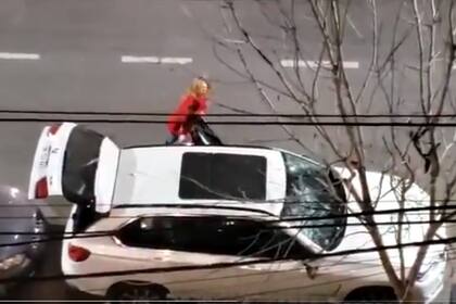 Una mujer destrozó una camioneta en Santa Fe con un matafuego y fue detenida por la policía (Captura de video)