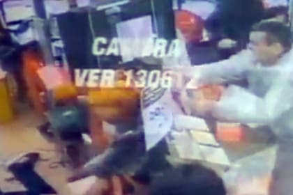 Una mujer discutió con el cajero de un supermercado, luego entró su marido y lo golpeó