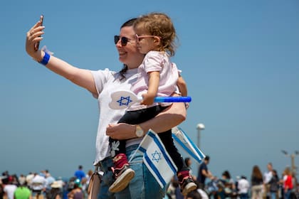 Una mujer disfruta con su hijo en las calles de Tel Aviv