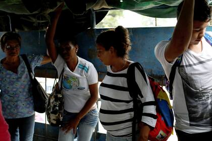 Una mujer embarazada se arriesga a viajar sin protección