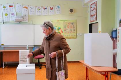 Una mujer emite su voto durante la primera vuelta de las elecciones presidenciales en Senec, Eslovaquia, el sábado 23 de marzo de 2024. (AP Foto/Petr David Josek)