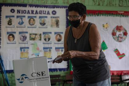 Una mujer emite su voto durante las elecciones municipales, en Managua, Nicaragua, el domingo 6 de noviembre de 2022. El gobernante Frente Sandinista de Liberación Nacional (FSLN) de Nicaragua se impuso en las cuestionadas elecciones ganando ya todas las alcaldías escrutadas hasta el momento, 112 de un total de 153, según un informe oficial preliminar divulgado el lunes. (Foto AP)