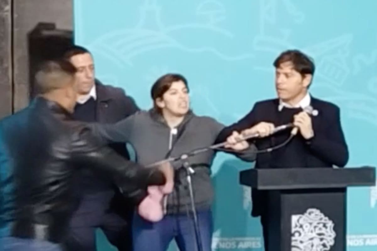 Una mujer en Brandsen irrumpió el discurso de Axel Kicillof a los gritos y fue detenida por la seguridad. Captura de video: detrasdelanoticia