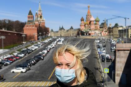 Una mujer en Moscú se protege con un barbijo; Rusia informó hasta el momento 2777 casos y 24 muertes