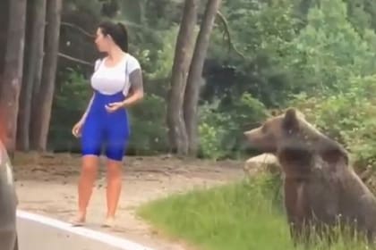 Una mujer en Rumania intentó sacarse una foto junto a un oso que amagó con lanzarse sobre ella