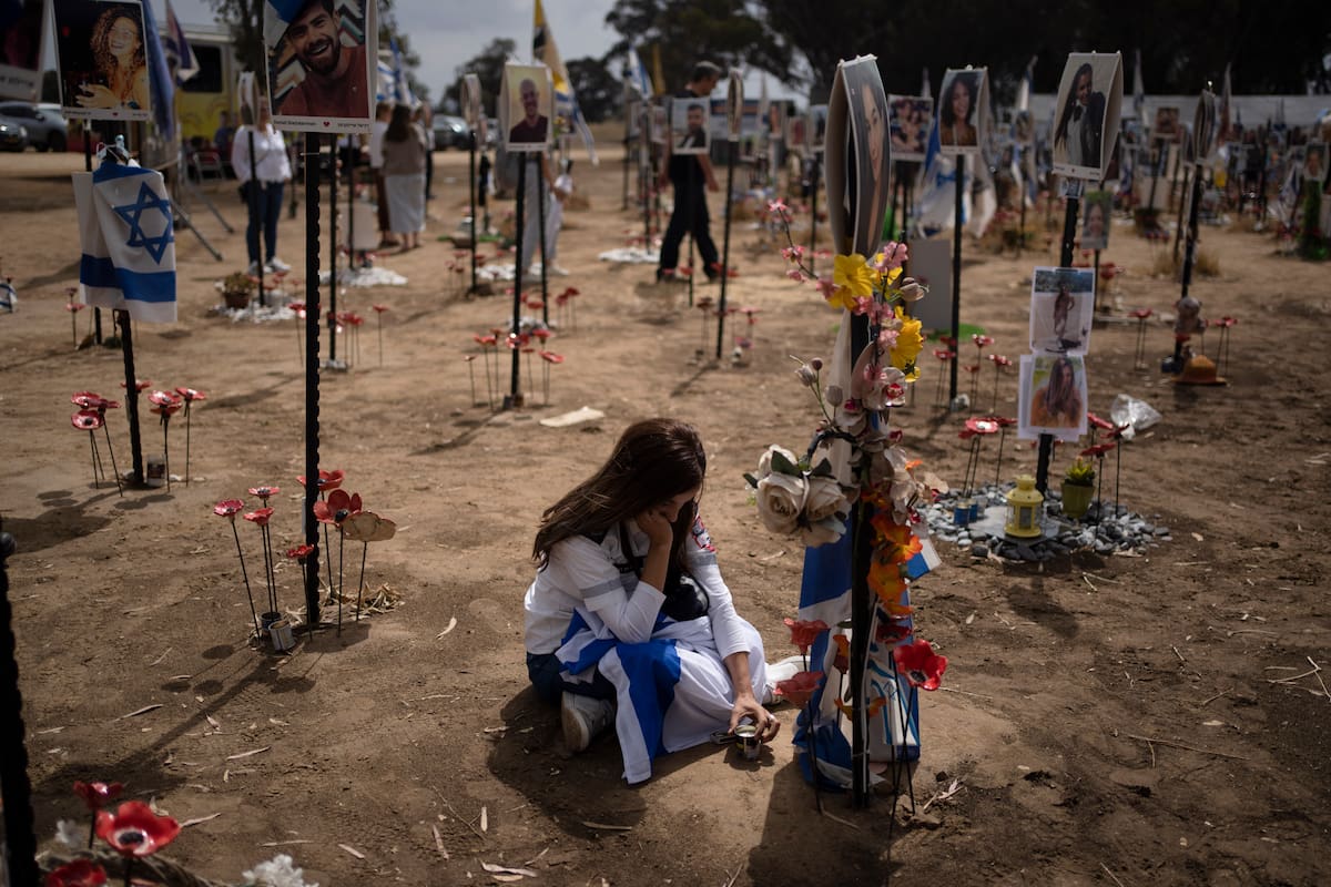 Una mujer en un memorial para los asesinados y secuestrados en el ataque del 7 de octubre del 2023 perpetrado por el grupo palestino Hamás contra Israel. Foto tomada cerca del kibbutz Reim, en el sur de Israel, el 13 de mayo del 2024. (AP foto/Leo Correa)