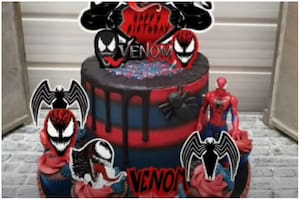 Una mujer encargó una torta para el cumpleaños de su hijo y no pudo contener su indignación al ver lo que le entregaron