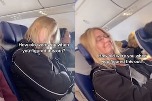 Una mujer encontró la manera perfecta para dormir en un vuelo y lo compartió en TikTok