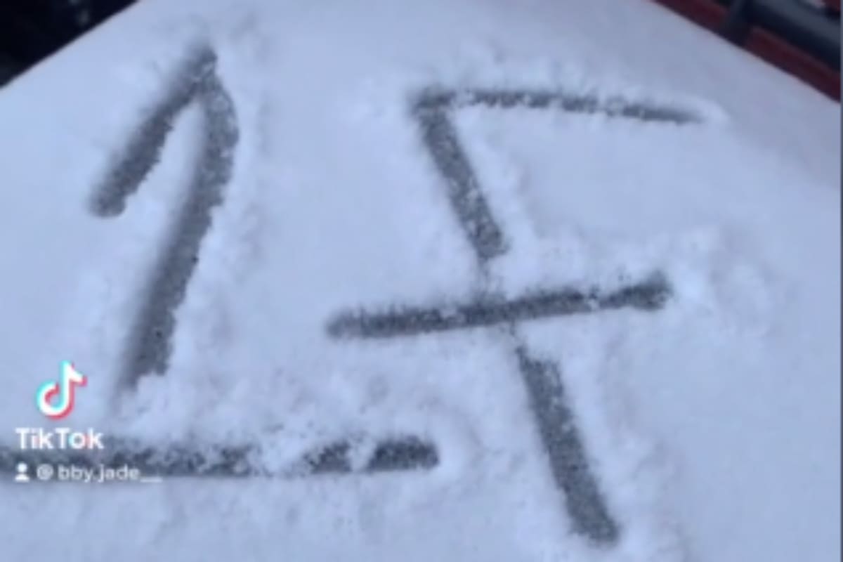 Una mujer encontró un aterrador mensaje sobre su contenedor de basura. Sin poder comprenderlo, sus seguidores de TikTok la alertaron sobre el significado