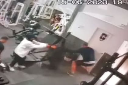 Una mujer entró a un gimnasio de la Matanza y le disparó once veces a su expareja