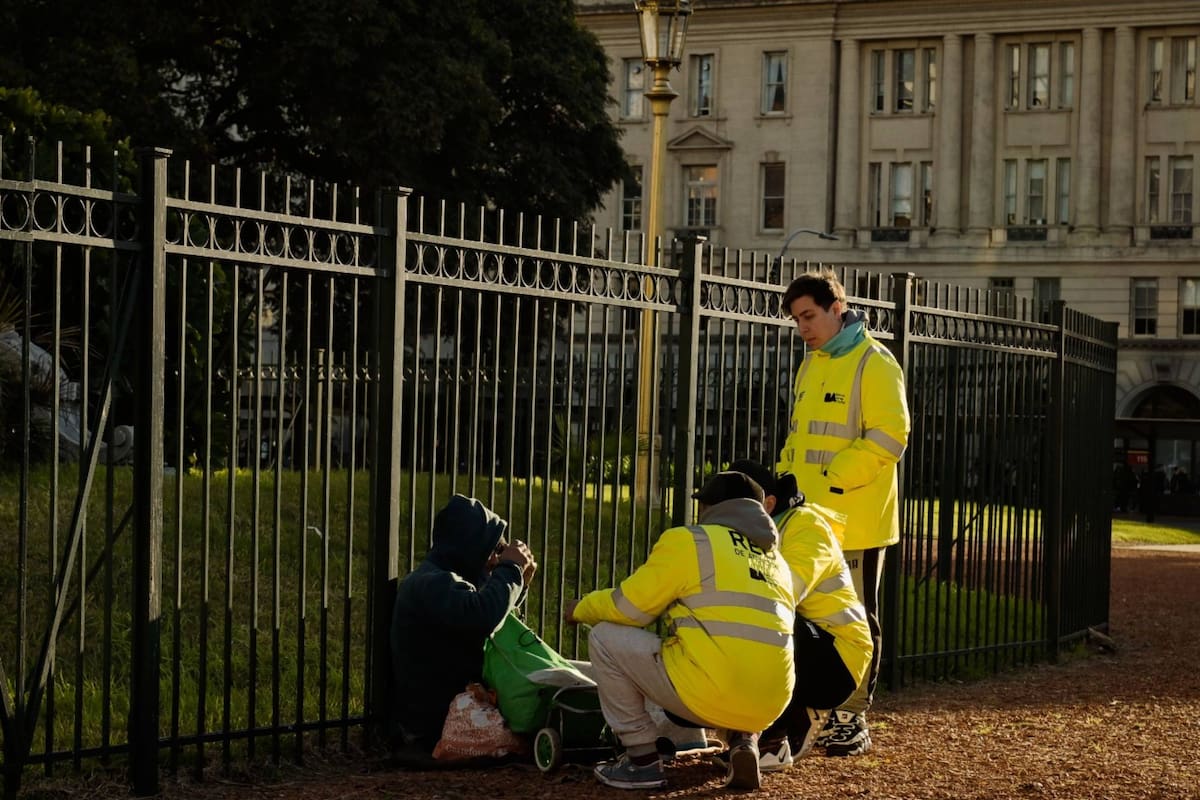 Una mujer es ayudada por profesionales de la Red de Atención, en medio de la ola de frío extremo en el país
