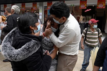 Una mujer es consolada por un hombre tras un terremoto en México el 19 de septiembre de 2022.