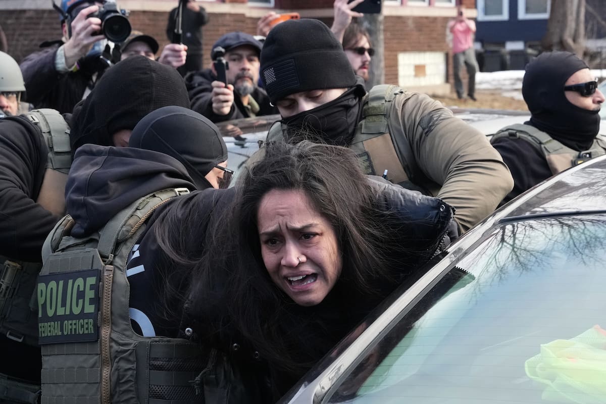 Una mujer es detenida en medio de protestas contra la ofensiva de detención de inmigrantes en Minneapolis el 13 de enero del 2026