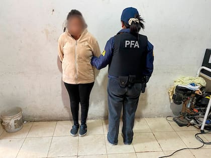 Una mujer es detenida por personal de la Policía Federal