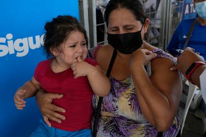Una mujer es vacunada con una dosis de la vacuna Sinovac para el Covid-19 en Guayaquil, Ecuador, en julio de 2021 (AP Foto/Dolores Ochoa)