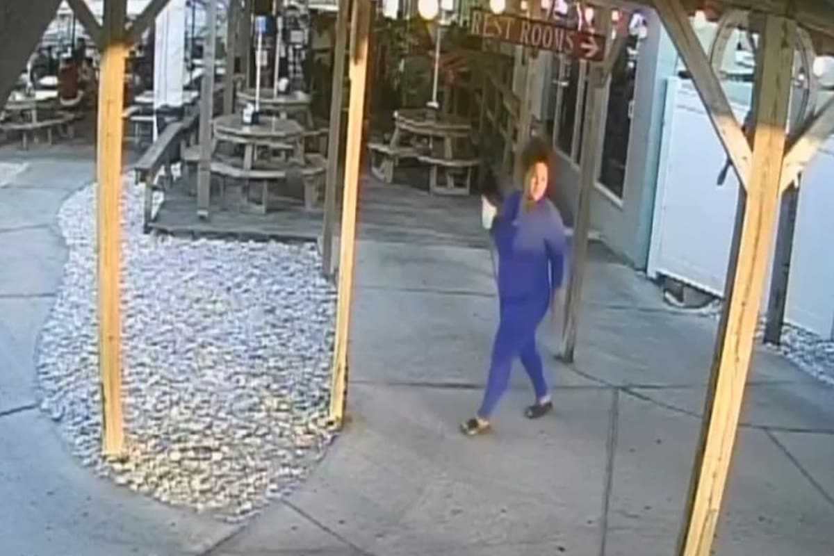 Una mujer escapa de un restaurante sin pagar y es expuesta en redes sociales