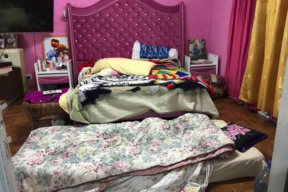 Una mujer esclavizada dormía frente a la cama de la Jefa