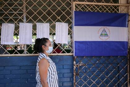 Una mujer espera para emitir su voto en un colegio electoral durante las elecciones generales el domingo 7 de noviembre de 2021, en Managua, Nicaragua. (Foto AP/Andrés Nuñes)