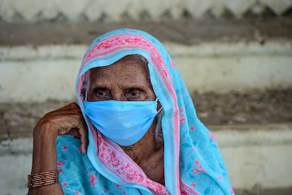 Una mujer espera para hacerse la prueba del coronavirus fuera de un centro de pruebas en Allahabad, India, el 30 de agosto de 2020