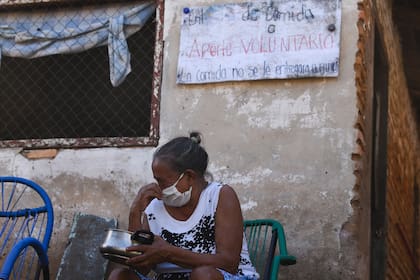 Una mujer espera para recibir una comida en un comedor de beneficencia en Asunción, el 16 de junio de 2020, en medio de la nueva pandemia de coronavirus