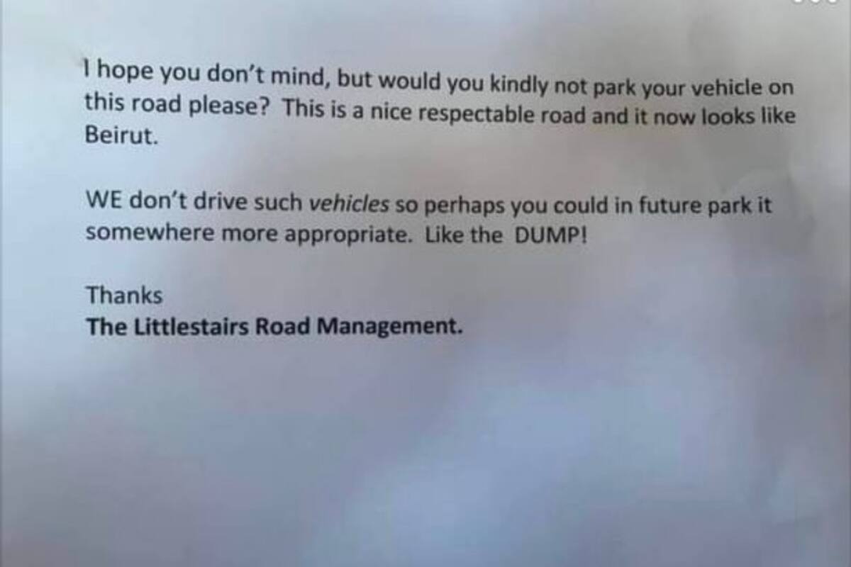 Una mujer estacionó su auto en la calle inglesa Littlestairs y recibió una queja de los vecinos